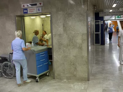 - simbolična fotografija - zdravstvo, pacient, bolnica, medicinska sestra - urgentno dvigalo- 02.10.2014 - UKC - Univerzitetni klinični center v Ljubljani - dan odprtih vrat laboratorijev klinične kemije in laboratorijske medicine, laboratorij //FOTO: Jaka Gasar