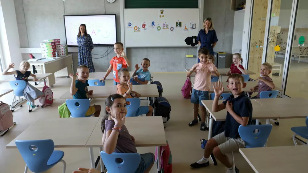 Svetle učilnice so opremljene z najsodobnejšo opremo, kot so kinestetične mize in interaktivne table. Foto: Tomaž Skale