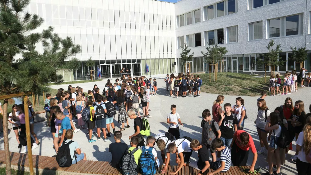 Na novi osnovni šoli Frana Albrehta v Kamniku je včeraj začelo pouk 537 učencev. Foto: Tomaž Skale