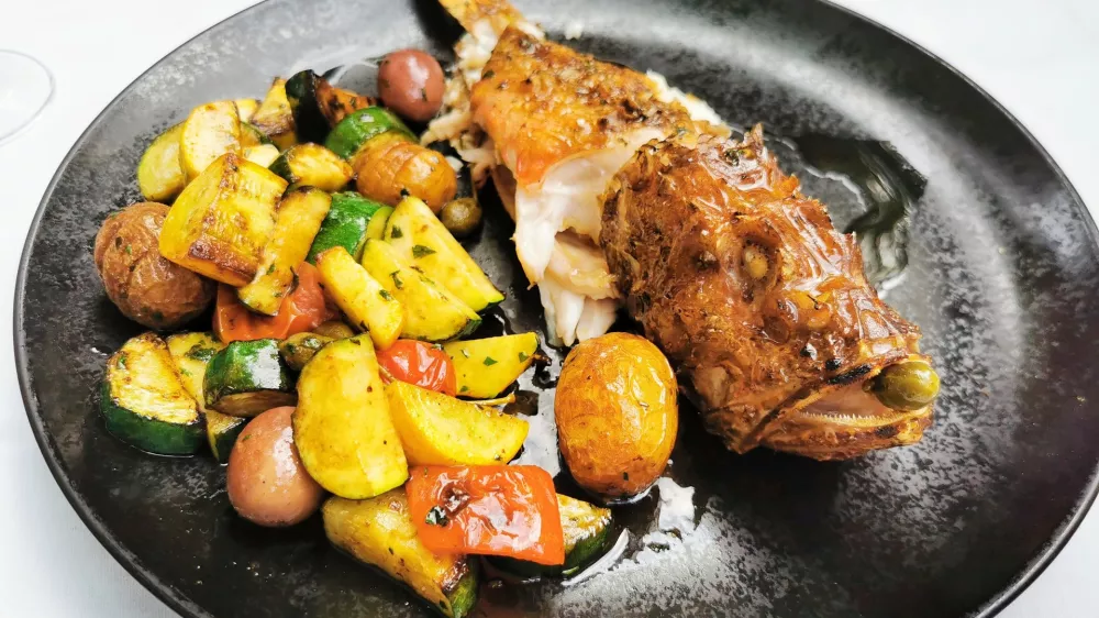 &Scaron;karpena z mediteransko zelenjavo in pečenim krompirčkom, Restavracija &Scaron;pajza