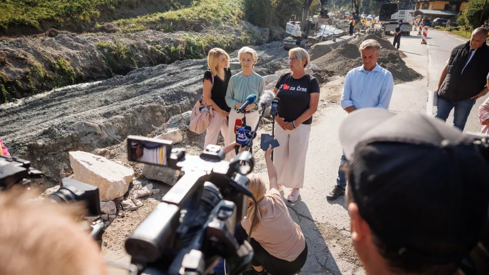 Predsednica evropske komisije Ursula von der Leyen je dopoldne s premierjem Golobom najprej obiskala Črno na Koroškem, kjer si je skupaj s tamkajšnjo županjo Romano Lesjak ogledala napredek pri popoplavni obnovi. Foto: STA