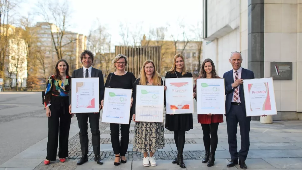 Zmagovalci projekta Zlata nit 2021 so prejeli priznanja za najbolj&scaron;e zaposlovalce, priznanje zlata praksa in posebna priznanja. (Foto: Bojan Velikonja)