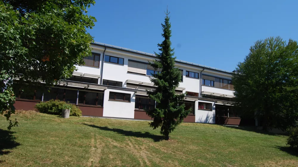 Zaradi obnove šole po požaru ostaja zaprt celotni del predmetne stopnje z vsemi pripadajočimi dvanajstimi učilnicami. Foto: arhiv OŠ Bistrica