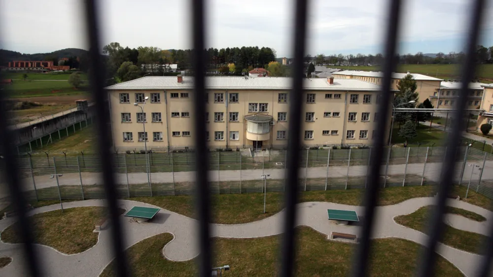 Slovenski zapori so trenutno 137-odstotno zasedeni, najhuje je v Ljubljani. Foto: Luka Cjuha&nbsp;