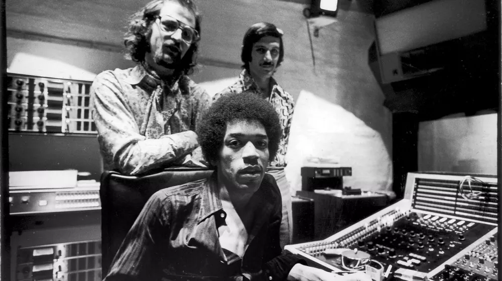 ﻿Mejniki zvokaSOUNDBREAKINGameriška dokumentarna serija, 2016, 4/8 Jimi Hendrix (1942 - 1970) / Foto: Fred W. Mcdarrah