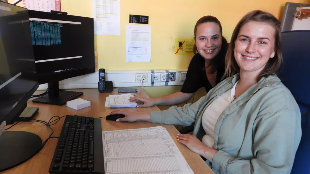 Tia &Scaron;inko (zadaj) in Sanja Drzanić opravljata delovno mesto operaterk osebja. Ko mo&scaron;ki na drugi strani slu&scaron;alke sli&scaron;ijo ženski glas, se &scaron;e najtr&scaron;i nekoliko omehčajo, pravita.&nbsp;/ Foto:&nbsp;Katja Petrovec