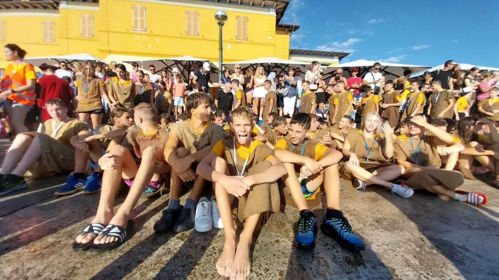 Dijaki prvega letnika, pravijo jim tudi sužnji, so na plaži pred hotelom Piran čakali na svoj krst. Foto: Vesna Levičnik