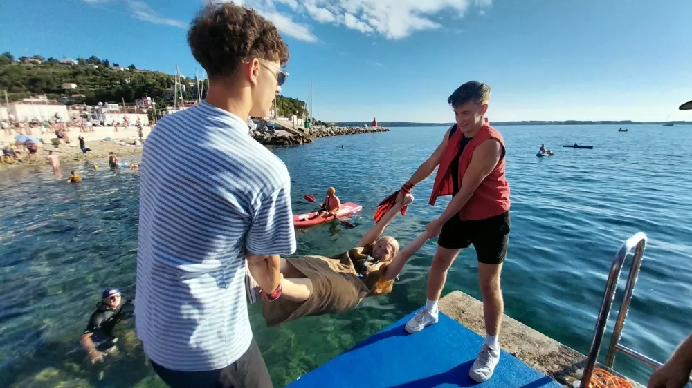 Na piransko pomorsko šolo se vsako leto vpiše tudi nekaj deklet. Foto: Vesna Levičnik