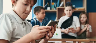 mobilni telefon, šola, učenci / Foto: Svitlana Hulko