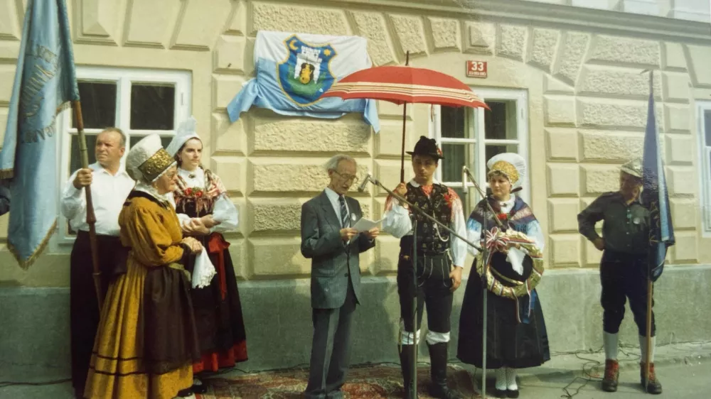 Stara mama Barbare Didovič (na sliki levo) leta 1989, ko je na otvoritvi spominske plošče dr. Sadnikarju na Šutni zadnjič oblekla narodno nošo. Foto: Osebni arhiv