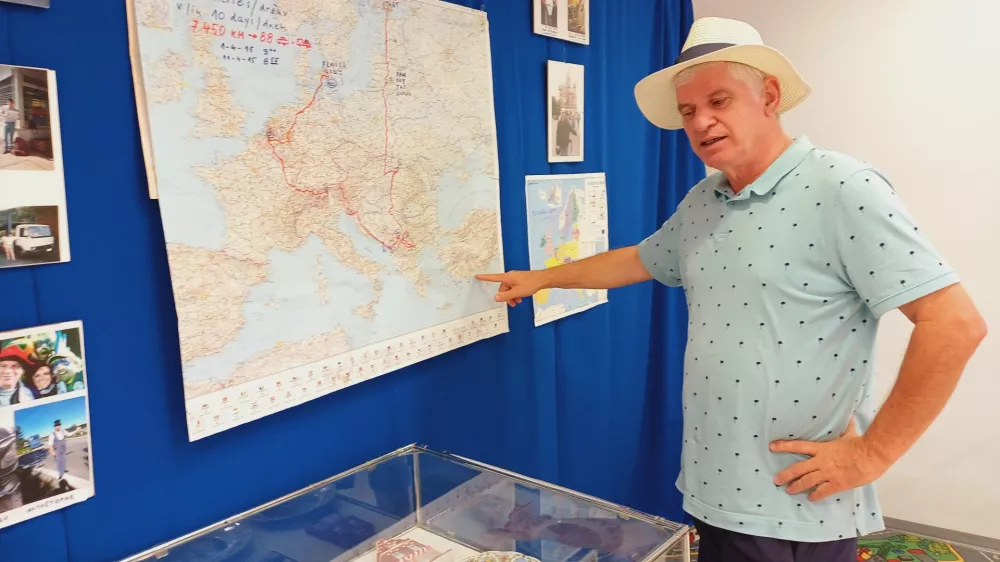 Na vprašanje, katere so najprijaznejše države za popotnike z dvignjenim palcem, petinšestdesetletni ekonomist, nekdanji župan Kanala ob Soči in pisatelj Miran Ipavec zaupa, da so to države, v katerih se ne čaka dolgo na prevoze. Foto: Tina Jereb