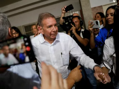 Pred tednom dni je venezuelsko tožilstvo za Gonzalesom, ki je zdaj na varnem v &Scaron;paniji, izdalo tiralico, ker se prek spletne strani opozicije razgla&scaron;a za zmagovalca volitev. Obtožen je &raquo;kr&scaron;enja zakonov&laquo;, &raquo;zarote&laquo;, &raquo;zlorabe položaja&laquo; in &raquo;sabotaže&laquo;. Foto: Reuters