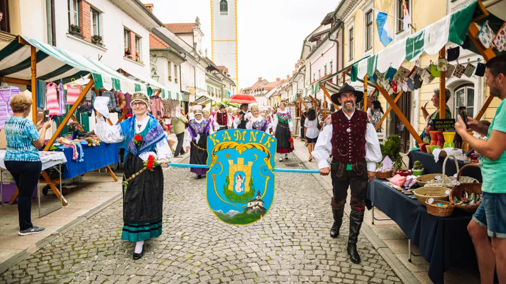 V sprevodu je sodelovalo več kot 2000 narodnih noš. F 