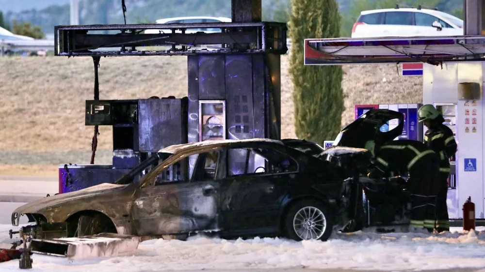 03.09.2024., Omis - Oko 17.45 sati doslo je do pozara nakon sto je vozilo udarilo u agregat za istakanje goriv na benzinskoj pumpi na autocesti A1 odmoriste Mosor Jug. Prema prvim informacijama ministar Bozinovic potvrdio je da je jedna osoba poginula dok su tri prevezene u bolnicu. Photo: Ivo Cagalj/PIXSELL
