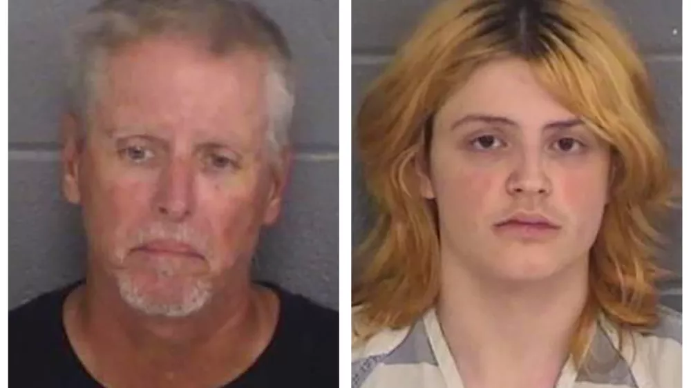 &Scaron;tirinajstletni Colt Gray (desno) je s polavtomatskim orožjem, ki ga je v dar dobil od očeta Colina (levo), prej&scaron;nji teden na &scaron;oli pobil dva vrstnika in dva učitelja, &scaron;e devet drugih oseb pa ranil. Foto: AP