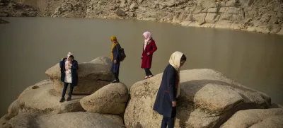 Skupina dijakinj je vsak dan dve uri pešačila po dolini Fouladi do svoje šole. Talibani so do nadaljnjega zaprli vse dekliške srednje šole. Razstava je del festivala Kranj Foto Fest. Foto: Kiana Hayeri