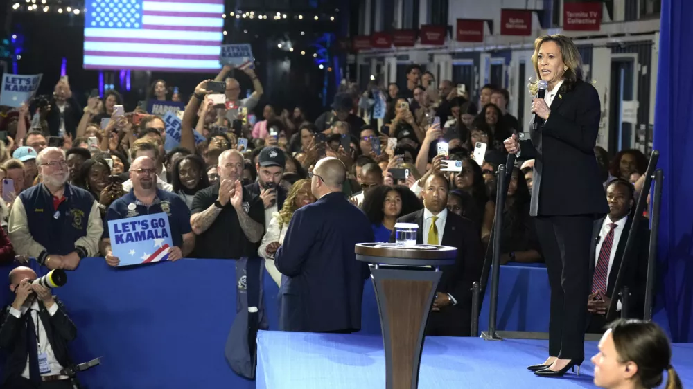 Po zaslišanju, na katerem se je Harrisova odrezala neprimerno bolje kot Joe Biden v začetku poletja, je predsedniška kandidatka demokratov delovala zelo sproščeno. Foto: AP