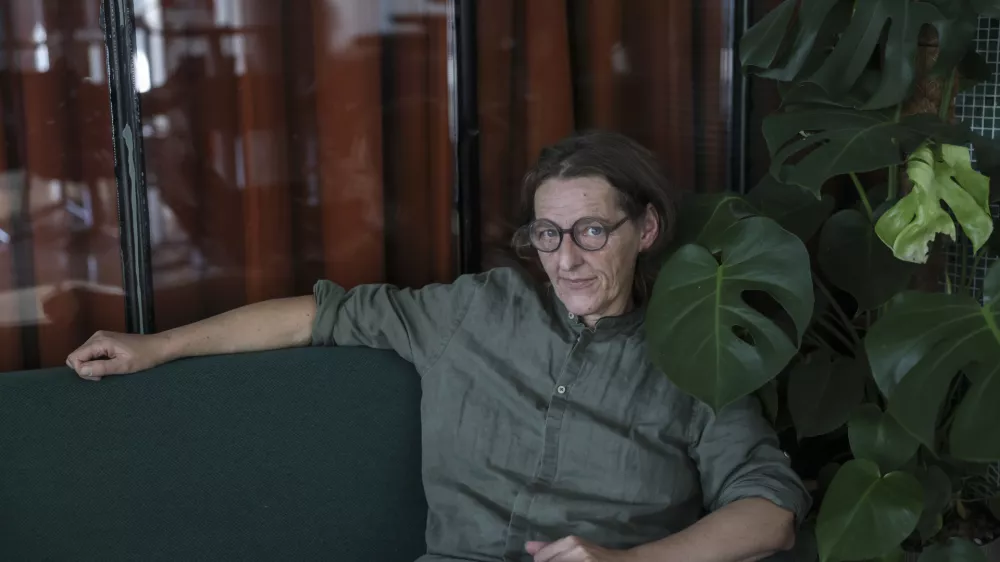 Ksenija Jus: Na področju kantavtorstva sem bila dolga leta solo plavalka in bila kar malo izpostavljena, najprej posmehu, nato pa še kakšnim stvarem, ko sem težila, zakaj kantavtorice in kantavtorji nimamo svojega poklica. Foto: Jaka Gasar