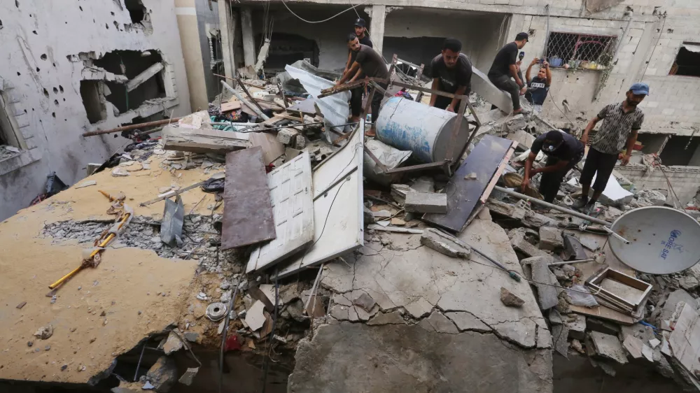 16 September 2024, Palestinian Territories, Nuseirat: Palestinian residents conduct search and rescue operations among the rubbles of demolished house following an Israeli attack on a house at Nuseirat Refugee camp in Gaza City. Photo: Omar Ashtawy/APA Images via ZUMA Press Wire/dpa