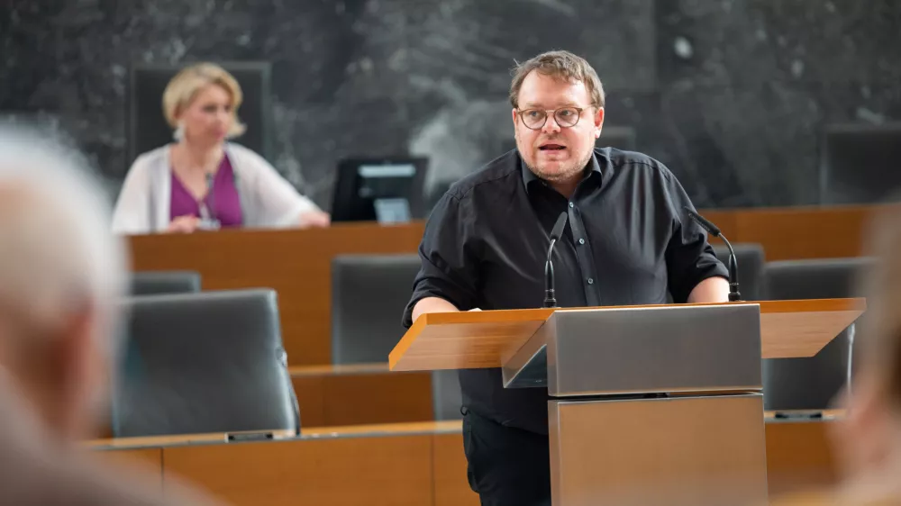 Ljubljana, DZ.Nadaljevanje redne seje DZ, na kateri so obravnavali novelo stanovanjskega zakona, predlog zakona o nujnih ukrepih za izboljsanje kadrovskih in delovnih pogojev ter zmogljivosti pri izvajalcih socialnovarstvenih storitev in dolgotrajne oskrbe ter predlog za razpis posvetovalnega referenduma o noveli zakona o parlamentarni preiskavi.Minister za solidarno prihodnost Simon Maljevac. / Foto: Bostjan Podlogar/sta