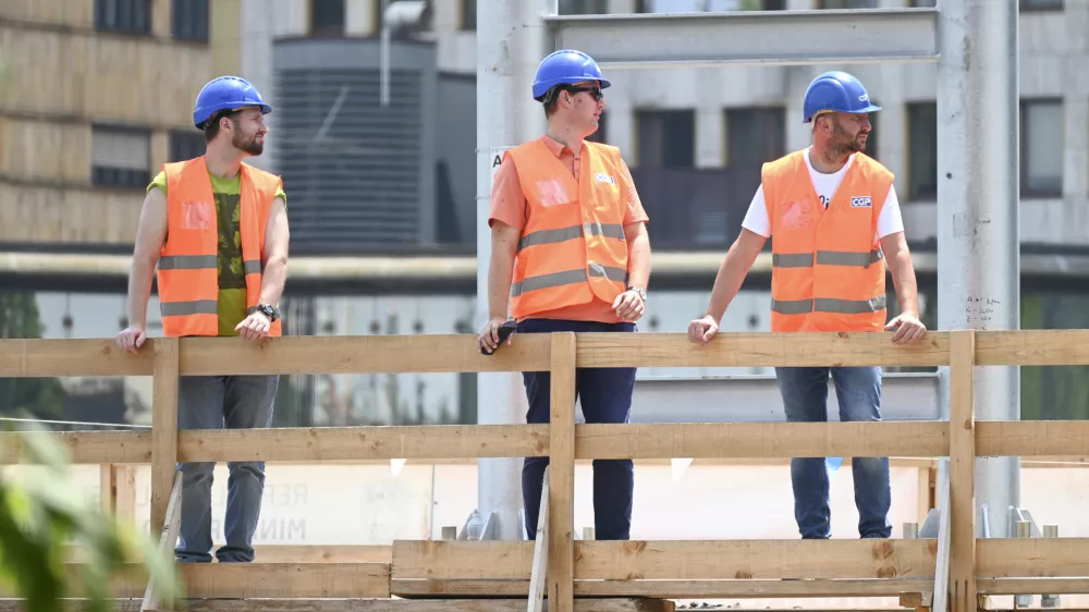 gradbincigradbeni&scaron;tvodelo v vročinidelavcigradbi&scaron;če10.07.2024 - Vročinski val v Ljubljani, Dunajska cestaFOTO: Nik Erik Neubauer