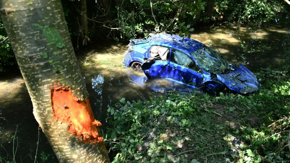 Mo&scaron;ki je povzročil nesrečo, z avtom pristal v potoku, nato pa s kraja pobegnil. 