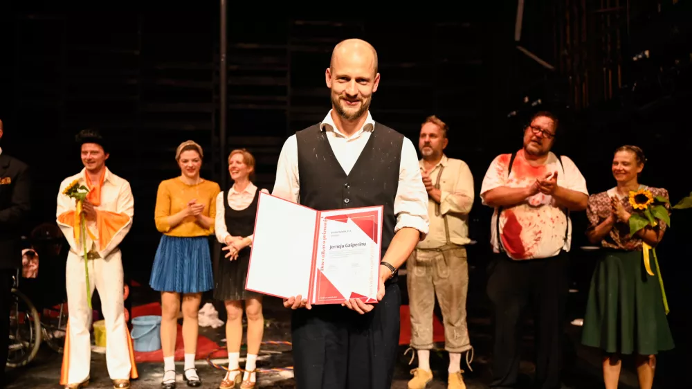 Nagrado&nbsp;je Ga&scaron;perinu (na fotografiji) po nocoj&scaron;nji premieri premiero drame &Ouml;d&ouml;na von Horvatha Kazimir in Karolina izročil predsednik&nbsp;Dnevnikove&nbsp;komisije Butala. Foto: Nik Erik Neubauer