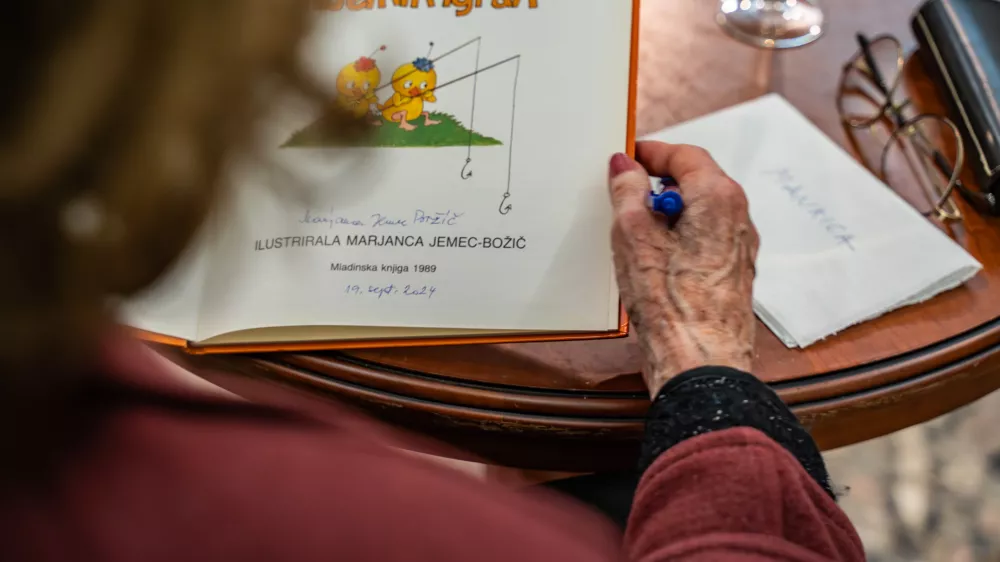 Obiskovalci razstave so izkoristili snidenje z ilustratorko, ki je v knjige rada dala svoj podpis. Foto: Ivan Marjanović