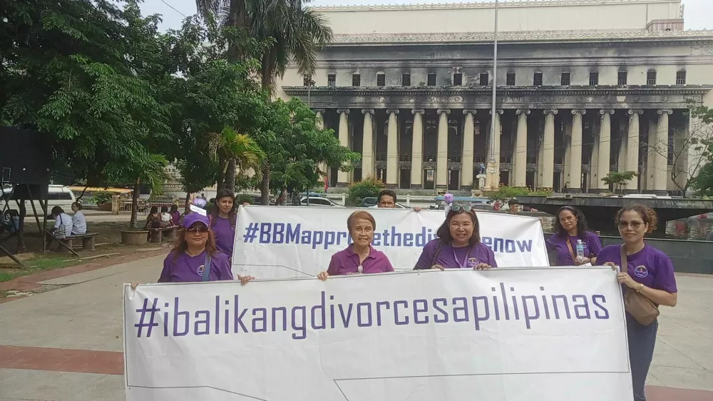 Cici Leuenberger Jueco je uspelo nekaj, kar uspe le redkim Filipinkam. Dosegla je, da je njen nasilni mož, ki jo je leta dolgo pretepal, grozil njej in njunim &scaron;tirim sinovom, da jih bo ubil ter jih večkrat napadel z nožem, vendarle končal v zaporu. Ključna pri tem je bila podpora njenih prijateljev in to, da ji je policija verjela. &Scaron;e danes so vidne brazgotine na njenem telesu, ki so ostale od udarcev, njena leva rama je zaradi njih prizadeta do te mere, da omejuje gibljivost njene roke. Toda prav dejstvo, da se je uspela upreti nasilju in je dosegla, da je moral njen soprog prevzeti odgovornost zanj, ji je dalo moč za odločitev, da ne bo pomagala le sama sebi, temveč tudi &scaron;tevilnim Filipinkam v podobni situaciji. Kajti kljub temu, da je bil njen soprog obsojen zaradi nasilja nad njo in je moral zato v zapor, je Juecojeva morala ostati v zakonu z njim, ločitve so namreč na Filipinih nelegalne, pri čemer ima za tak&scaron;no nevzdržno stanje največje zasluge prav tamkaj&scaron;nja katoli&scaron;ka cerkev. Juecojeva je ustanovila organizacijo, ki na eni strani nudi neposredno pomoč žrtvam nasilja v družini, na drugi pa je lobirala za to, da bi se končno spremenila zakonodaja in dovolila, da se zakoni lahko tudi razvežejo. Kljub močnemu in organiziranemu odporu katoli&scaron;ke cerkve je maja letos spodnji dom filipinskega kongresa sprejel predlog zakona, ki bi omogočil razvezo zakona, javnomnenjske raziskave pa kažejo, da ga podpira več kot polovica prebivalstva. Juecojeva sedaj upa, da bo &scaron;el zakon tudi skozi senat in s tem olaj&scaron;al življenje &scaron;tevilnim žrtvam nasilja v družini.