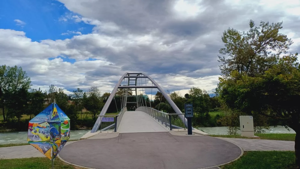 Na novi brvi čez Savo Medvoški lok so letos do sredine septembra našteli že več kot 58.000 kolesarjev. Foto:  Tina Jereb