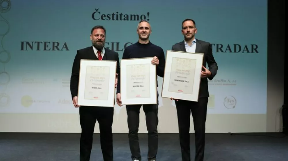 Na fotografiji so predstavniki zmagovalnih podjetij Peter Ladič (Intera), Marko Perme (Agilcon) in Luka Furlan (Sportradar). (Foto: Bojan Velikonja)