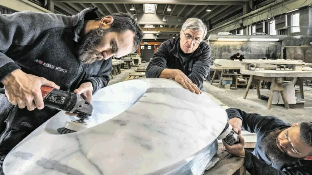 Kljub sodobni tehnologiji, ki jo uporabljajo v podjetju, veščih rok kamnosekov ne more nadomestiti prav nič.