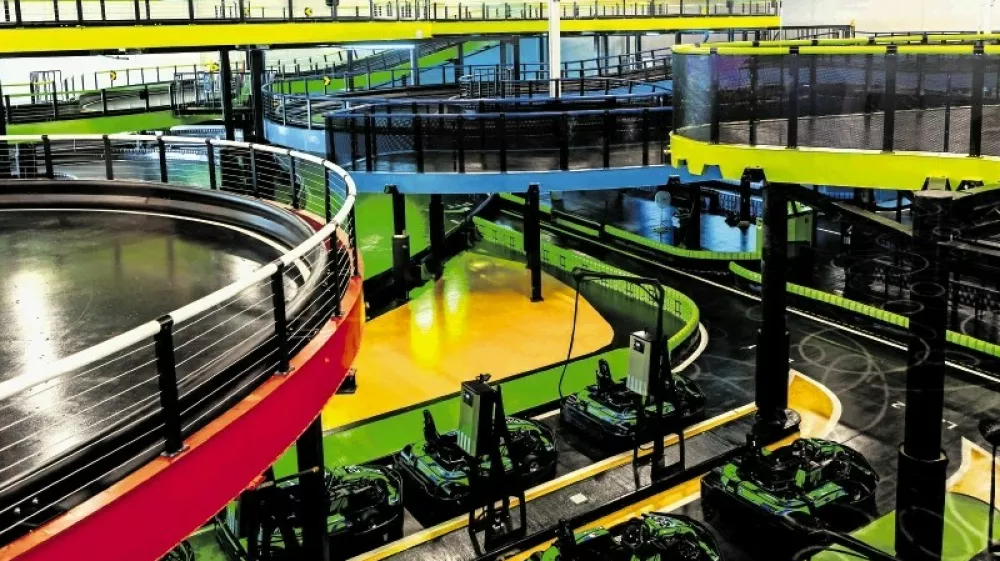 Večnivojske steze za gokart so osrednja atrakcija, okoli katere so nanizane druge prostočasne dejavnosti.