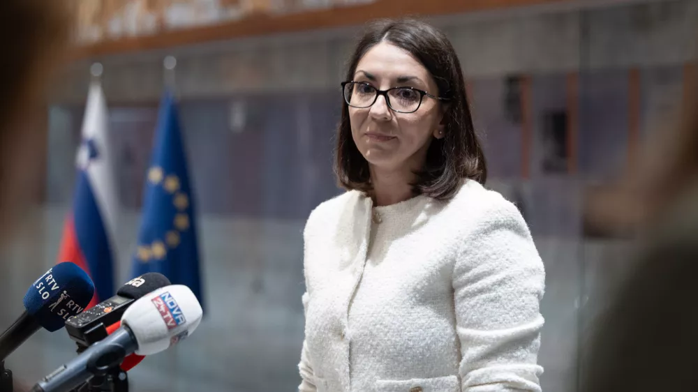 Ljubljana, DZ.Redna seja DZ s poslanskimi vprasanji ministrski ekipi.Ministrica za digitalno preobrazbo Emilija Stojmenova Duh.