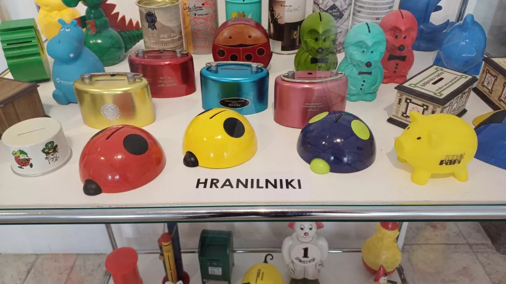 Za hrambo denarja so ljudje že od njegove iznajdbe uporabljali različne glinene ali kovinske posodice in mošnjičke iz živalskih kož. Foto: Tina Jereb