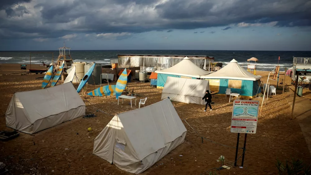 A view of a makeshift encampment where displaced live, amid hostilities between Hezbollah and Israel, at a beach in Beirut, Lebanon, October 1, 2024. REUTERS/Louisa Gouliamaki   TPX IMAGES OF THE DAY