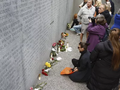 People place candles and flowers at the Estonia Monument to mark the 30th anniversary of M/S "Estonia" ferry catastrophe, in Stockholm, Sweden, Saturday, Sept. 28, 2024. The M/S "Estonia" ferry sank in the Baltic Sea in 1994. (Stefan Jerrev&aring;ng/TT News Agency via AP) / Foto: Stefan Jerrev&aring;ng/tt