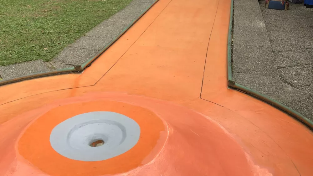 Mnoga mini golf igri&scaron;ča v Sloveniji veljajo za preživeta in jih prera&scaron;ča trava ali pa so jih v preteklosti popolnoma poru&scaron;ili, a na Bledu ni tako. Foto: Eva Branc