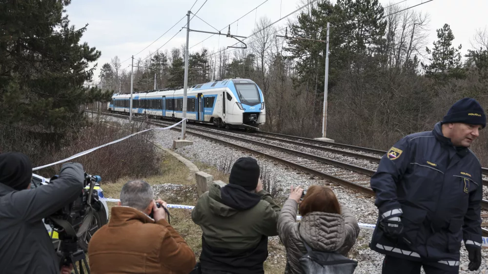- 21.12.2023 – Postojna - železniška nesreča – potniški vlak je zbil šest delavcev Slovenskih železnic, ki so na tirih opravljali vzdrževalna dela, dve osebi sta umrli, štirje huje poškodovani - železniška proga na železniškem prehodu Rakitnik med Prestrankom in Postojno //FOTO: Jaka Gasar