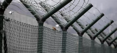 ﻿- ilustrativna fotografija - prostost - žična ograja - ptica - svoboda - zapor- Zavod za prestajanje kazni zapora Dob v Slovenski vasi pri Mirni na Dolenjskem 2013 - največji slovenski zapor - moški obsojenci prestajajo kazen daljšo od enega leta in pol do 30 let zaporne kazni - zaprti oddelek ima kapaciteto 233, polodprti 63, odprti pa 17 obsojencev//FOTO: Luka Cjuha