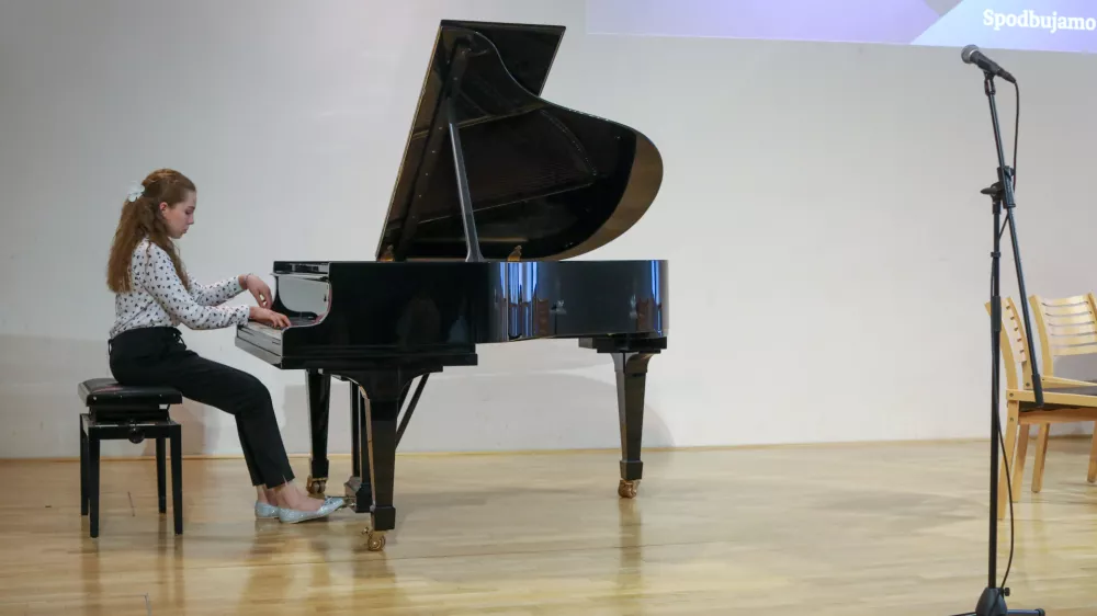 Klara Erlah, klavir, 6. Razred1.10.2024 - 24. Slovenska GAZELA 2024 – regijski izbor najboljših najhitreje rastočih podjetij – razglasitev Gazele Gorenjske regije.  FOTO: Luka Cjuha