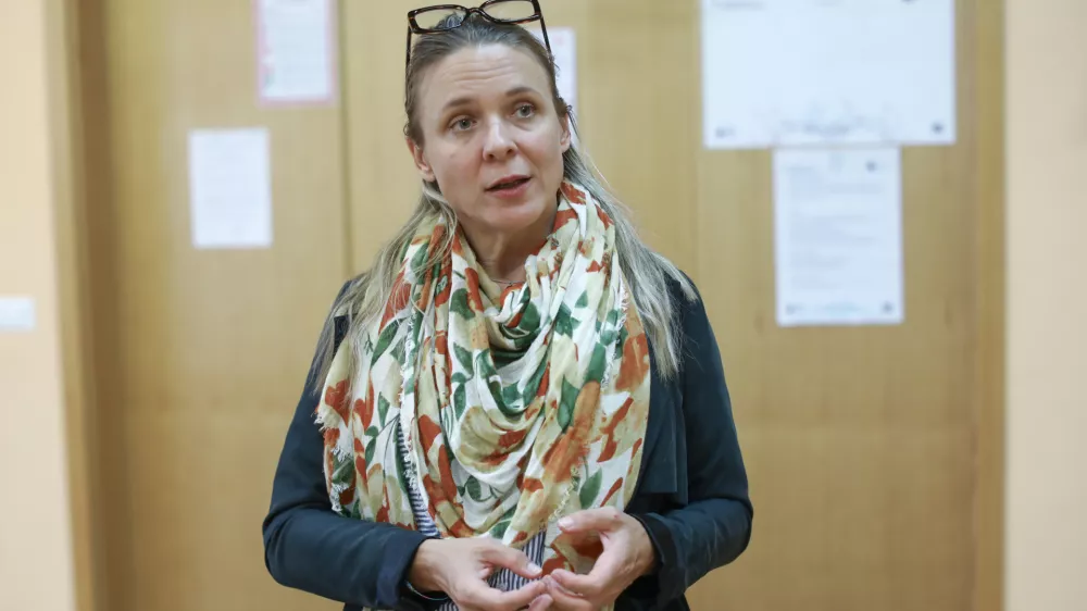 »In prišla bo zima in potreba po zimskih oblačilih. Hitro zatem pride še ogrevalna sezona in stroški se pri družinah, ki že prejemajo našo pomoč, še dodatno povečujejo,« opozarja Živa Logar, koordinatorka programa Veriga dobrih ljudi.