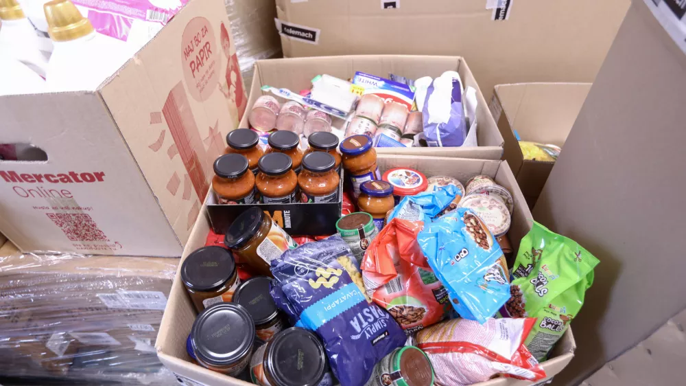 Prehranski paket običajno vključuje liter olja in mleka, kilogram riža, moko in sladkor, polento, zdrob, žita za zajtrk ter občasno marmelado, med ali čokoladni namaz, tunino ali pašteto, odvisno od zalog. Foto: Luka Cjuha