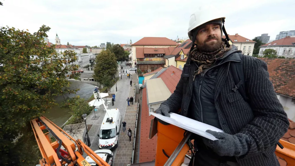 Tudi letos so okraševanje zaupali fotografu in strokovnjaku na področju oblikovanja svetlobe Urbanu Modicu, ki je za temo letošnje okrasitve izbral veselje življenja. Foto: Tomaž Skale