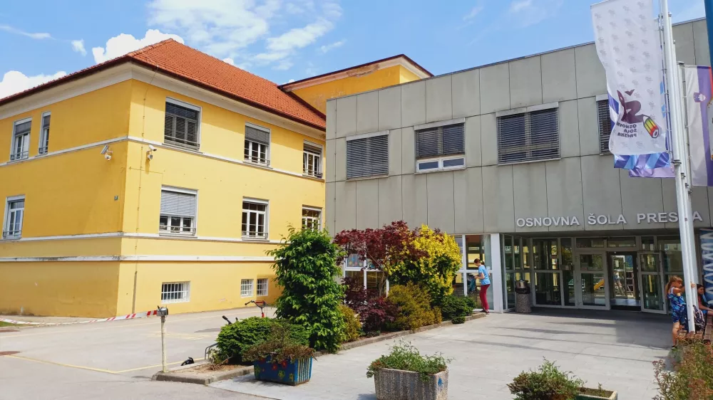 V OŠ Preska se že dolga leta soočajo z nezavidljivimi prostorskimi razmerami in izzivi s parkiranjem, zato učence spodbujajo k aktivnim prihodom in odhodom k pouku peš, s kolesom ali skirojem. Foto: Tina Jereb