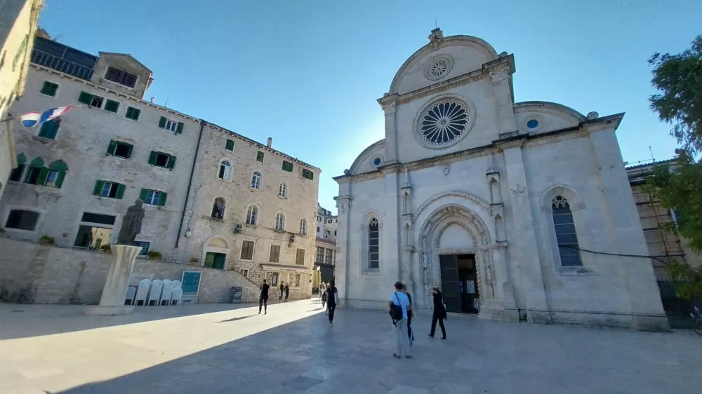 Zgodbo staremu mestnemu jedru &Scaron;ibenika da mogočna katedrala sv. Jakova, ki je nastala zahvaljujoč soli. 
