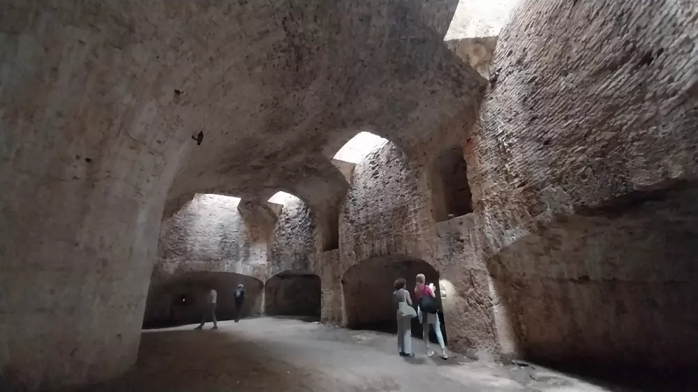 Notranjost trdnjave, ki je uvr&scaron;čena na UNESCO seznam. 