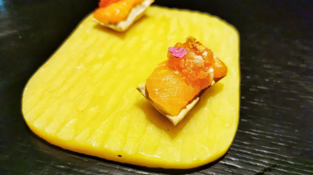 Suho zorjena postrv s postrvjimi ikrami in cvetnim prahom, Restavracija Ta