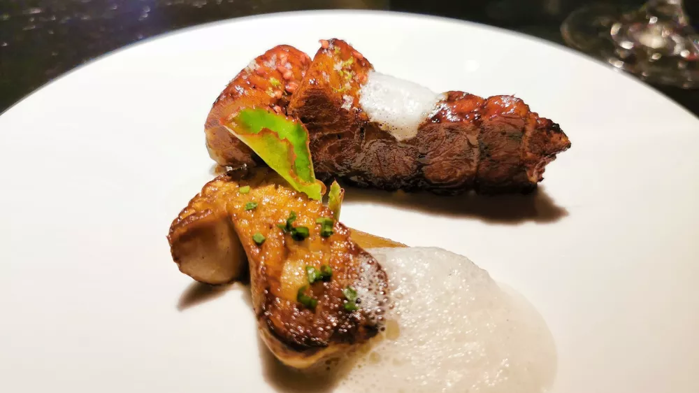 Tortica iz jegulje in pečen jurček, Restavracija Ta