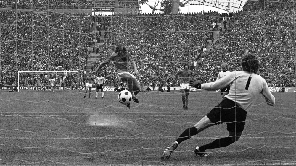 Prava »bomba«, s katero je Johan Neeskens z enajstmetrovke premagal nemškega vratarja Seppa Maierja v finalu svetovnega prvenstva 1974. Foto: AP